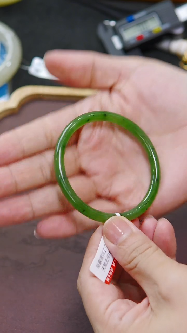 未镶嵌手镯和田玉55圈口  辣阳绿碧玉手镯