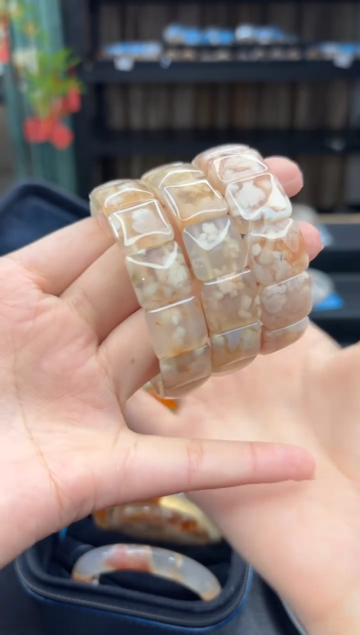 【闪购商品】石英质玉手串未镶嵌34多样性发其一