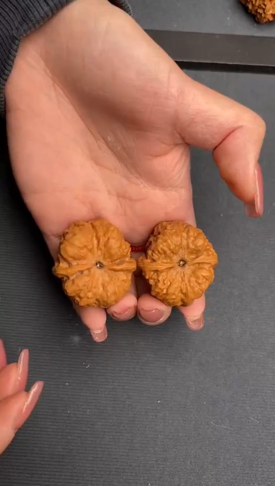 文玩核桃把件蛤蟆头35左右（已打底）