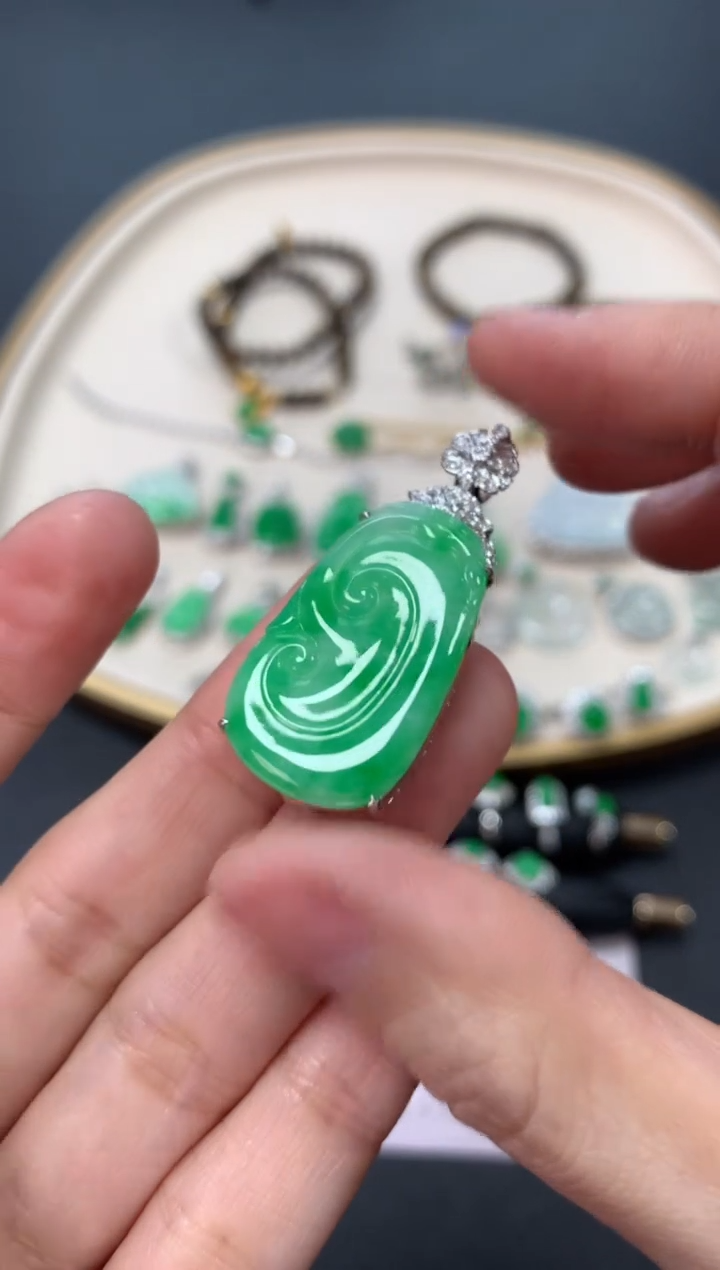 【闪购商品】翡翠吊坠(不含链)18K金镶嵌10800