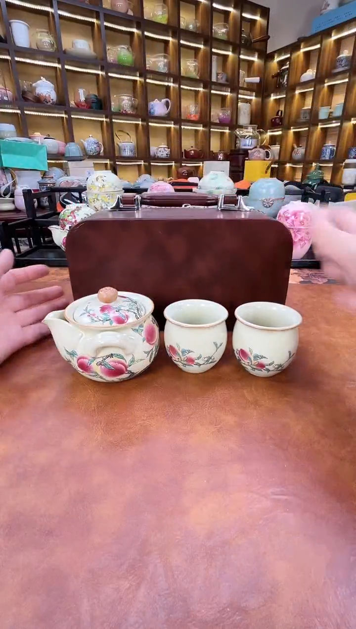 其他九桃1宝瓶2圆肚杯+棕色皮包