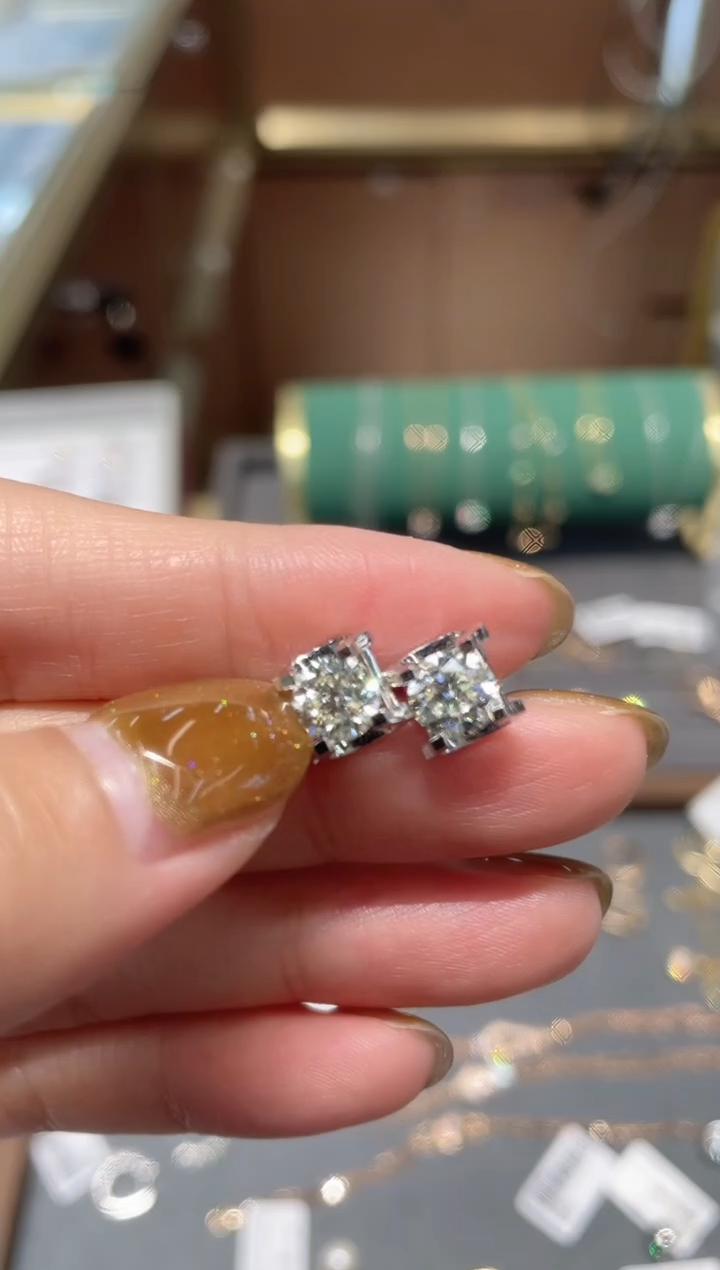 【闪购商品】钻石耳饰18K金镶嵌X牛头钻石耳钉2卡