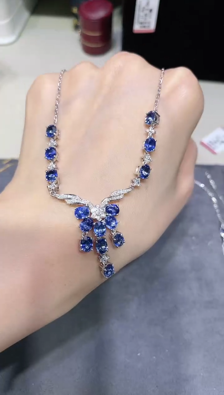18K金镶嵌蓝宝石项链
