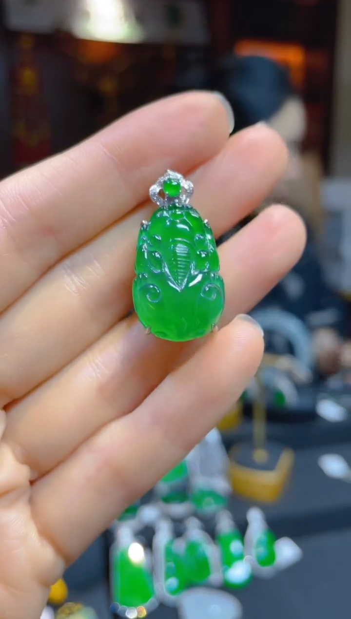 【闪购商品】翡翠颈饰18K金镶嵌118824天然A货翡翠吊坠