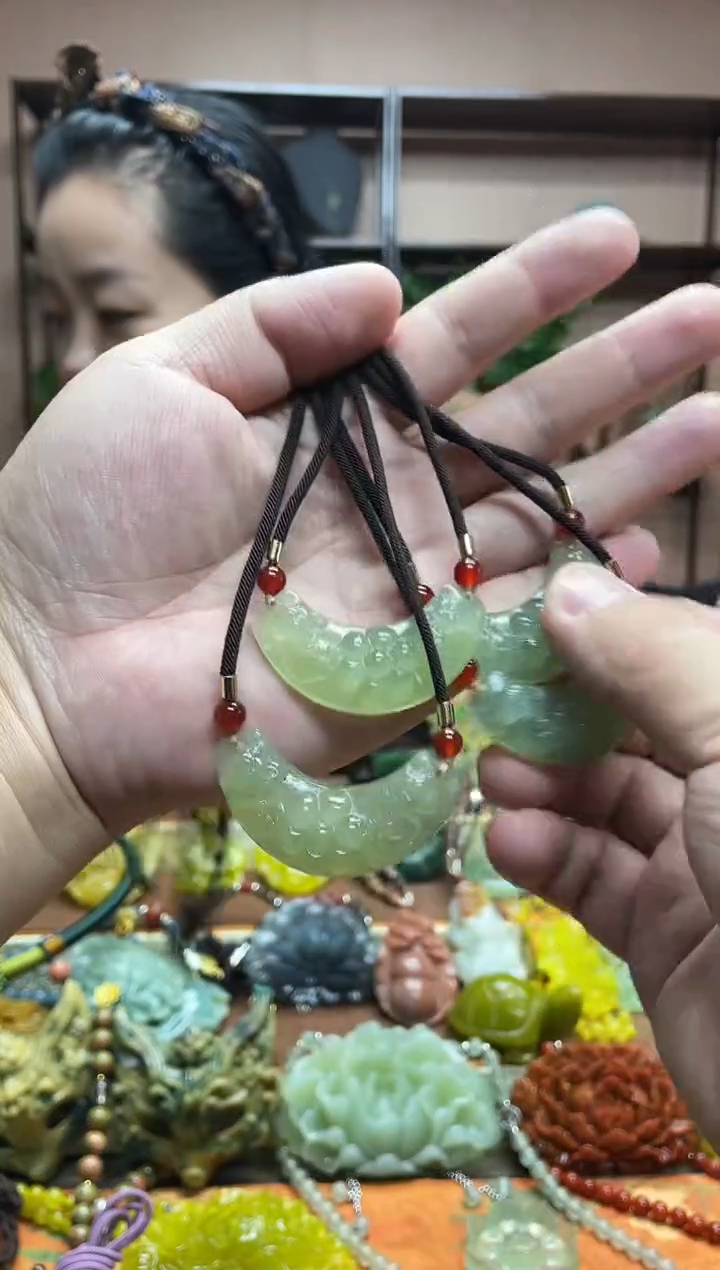 未镶嵌岫玉吊坠多样性发货发其中之一