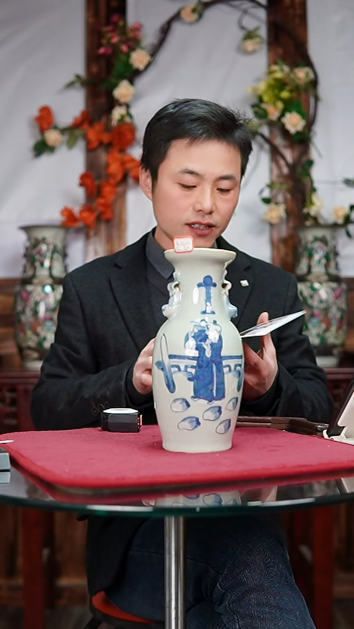 豆青釉青花人物赏瓶