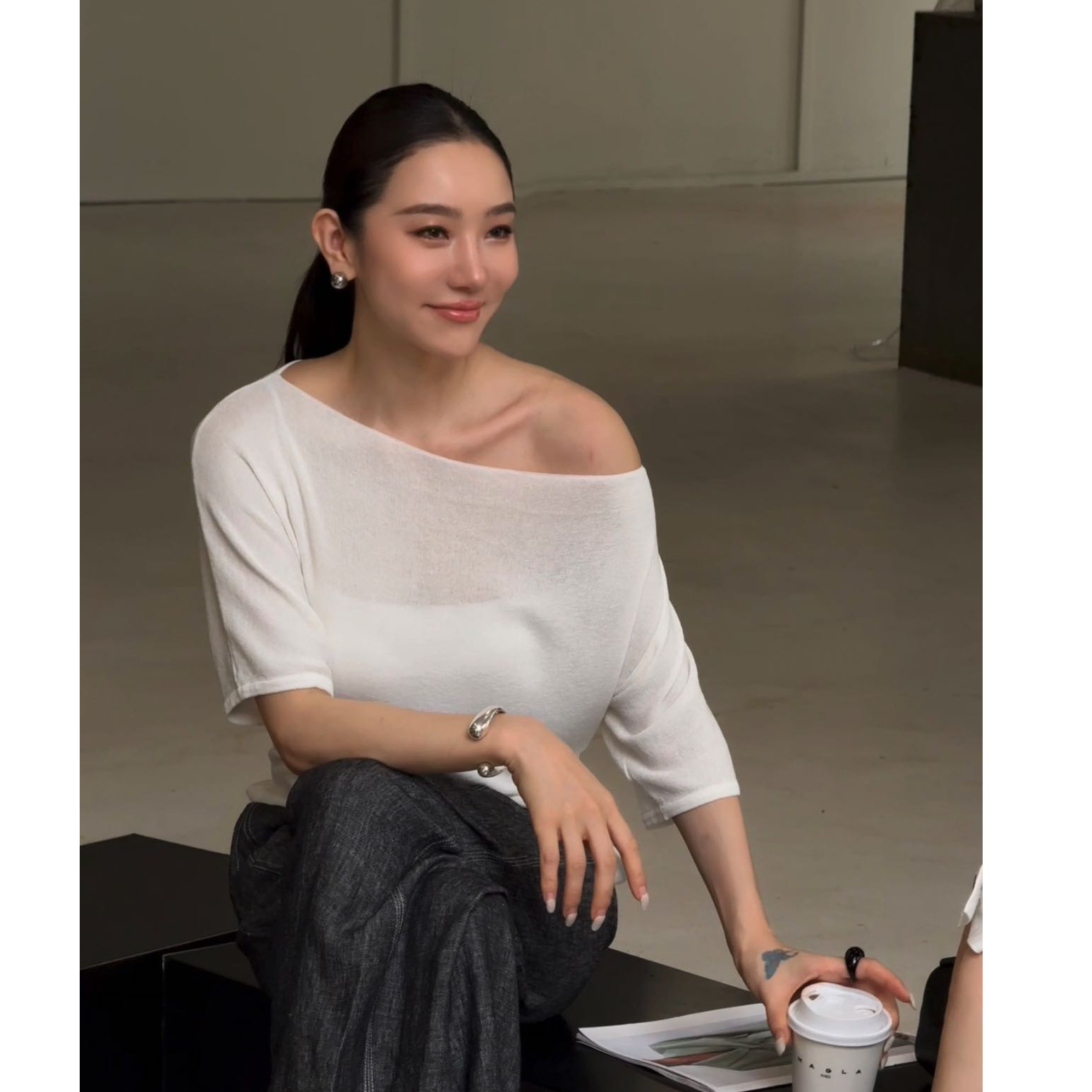 2025夏季新款时尚性感斜肩短袖上衣温柔甜美气质显瘦洋气休闲百搭