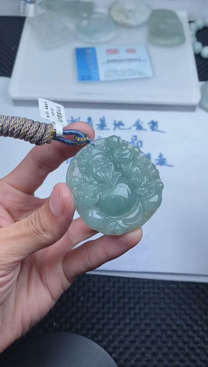 翡翠未镶嵌颈饰       711