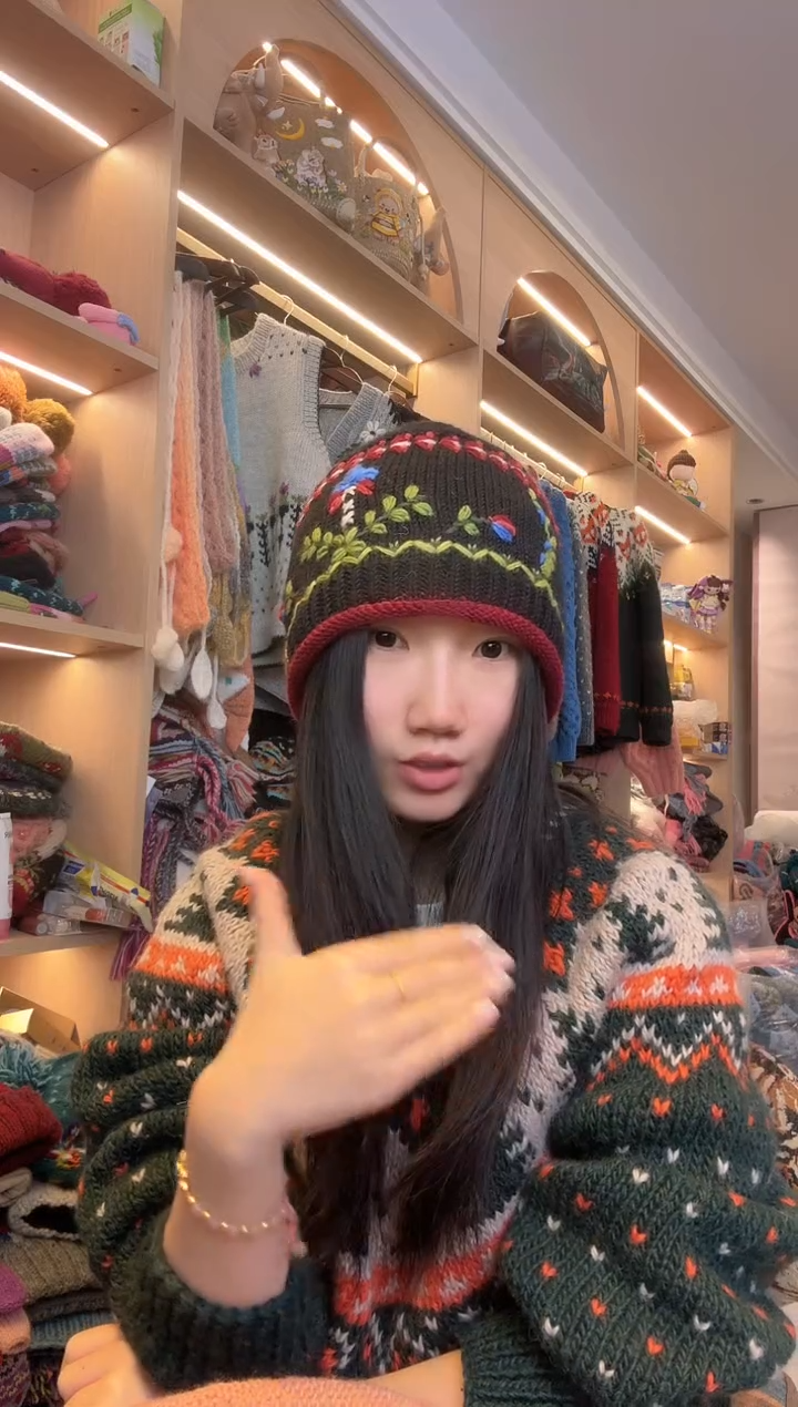 羊毛美利奴黑色刺绣卷边冷帽