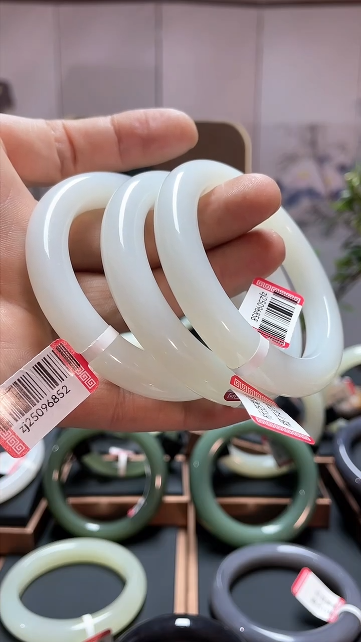 【闪购商品】和田玉手镯未镶嵌白玉53-55多样性发一