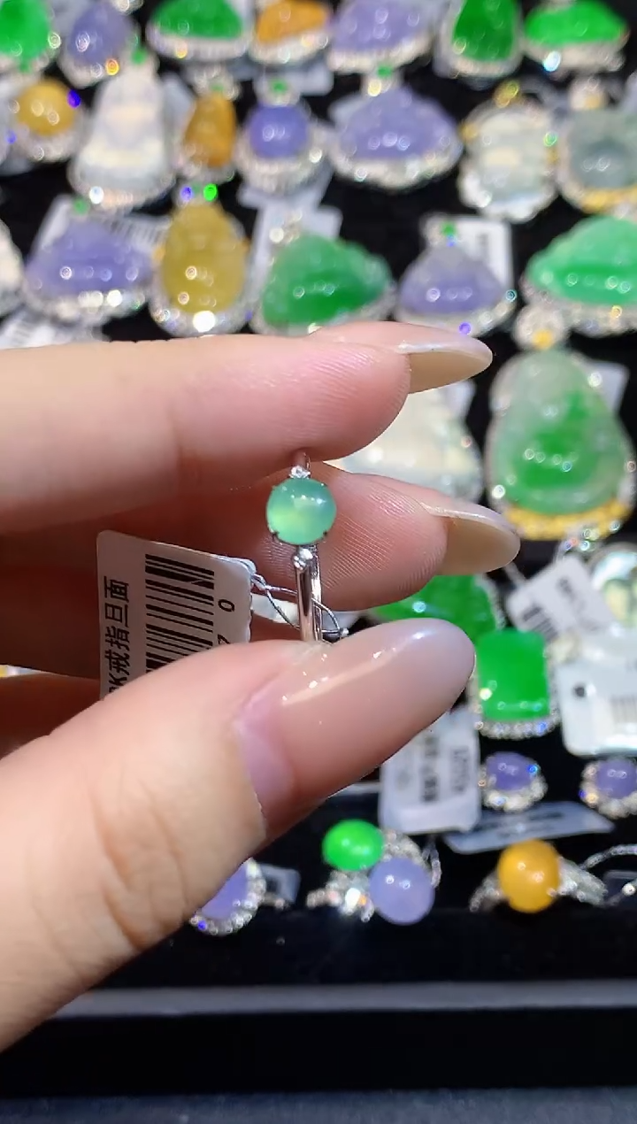 18K金镶嵌戒指翡翠多样性发其一