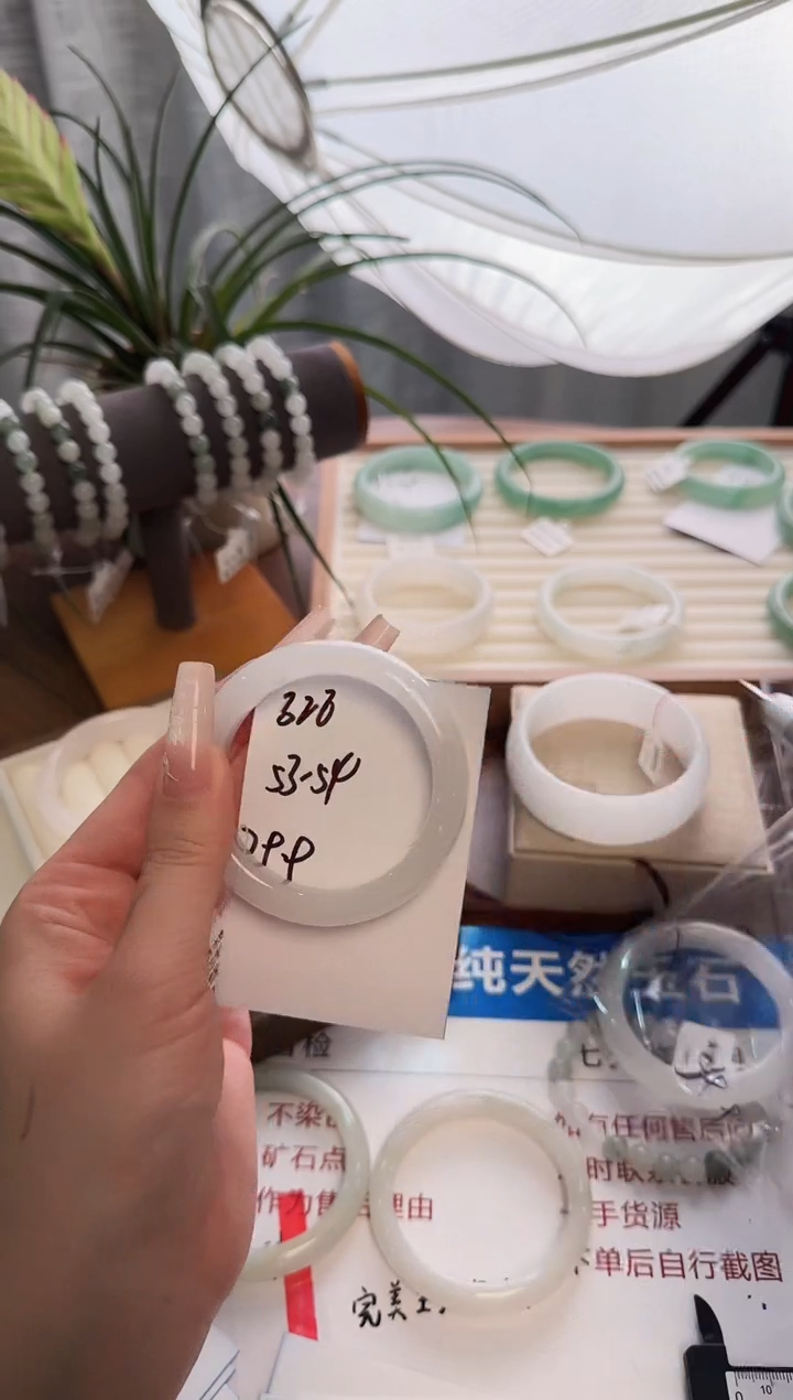 未镶嵌手镯石英质玉328//53/524