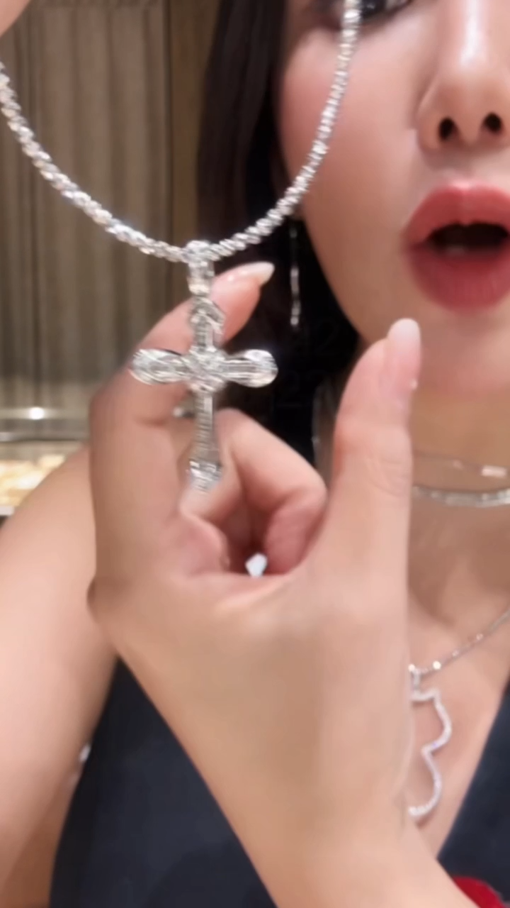 吊坠18K金镶嵌钻石十字架