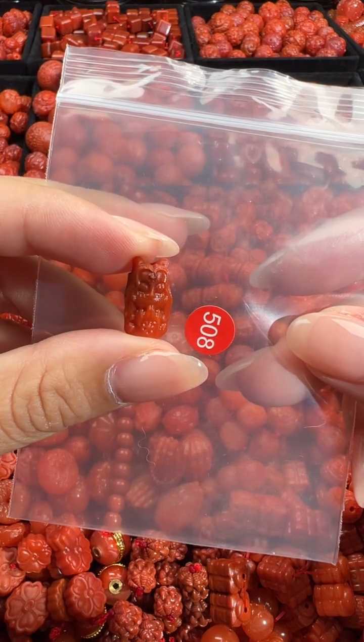 南红玛瑙未镶嵌颈饰1