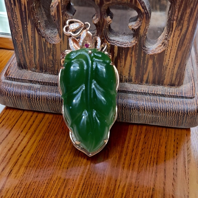 18 K金镶嵌碧玉叶子吊坠