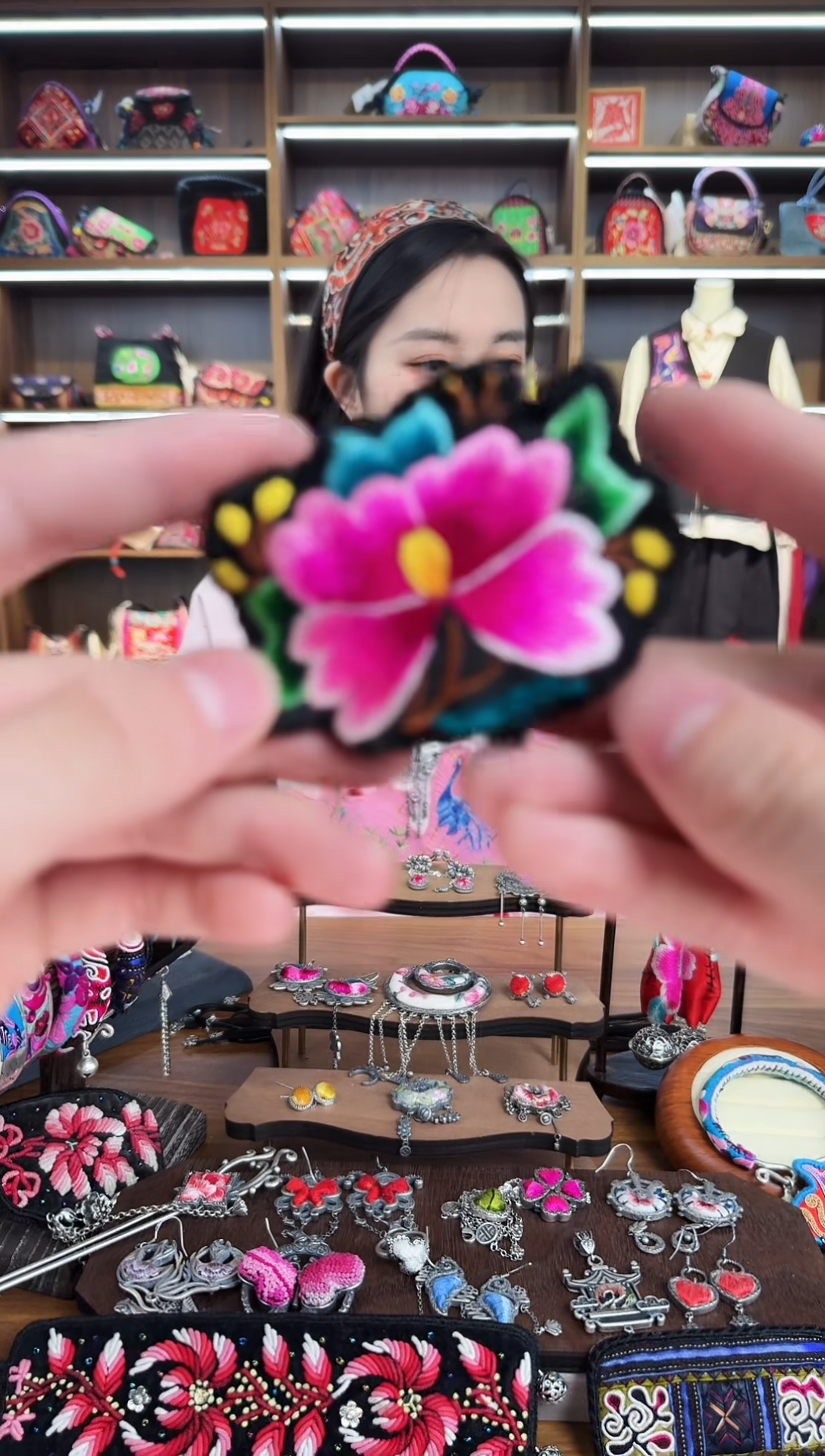 【闪购商品】织绣31蒙阿苏苗绣传承