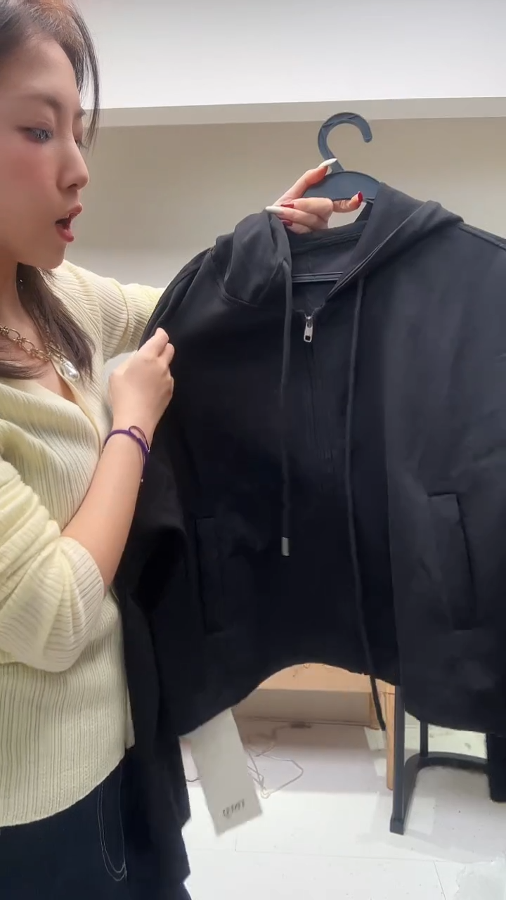 黑色连帽抽绳卫衣
