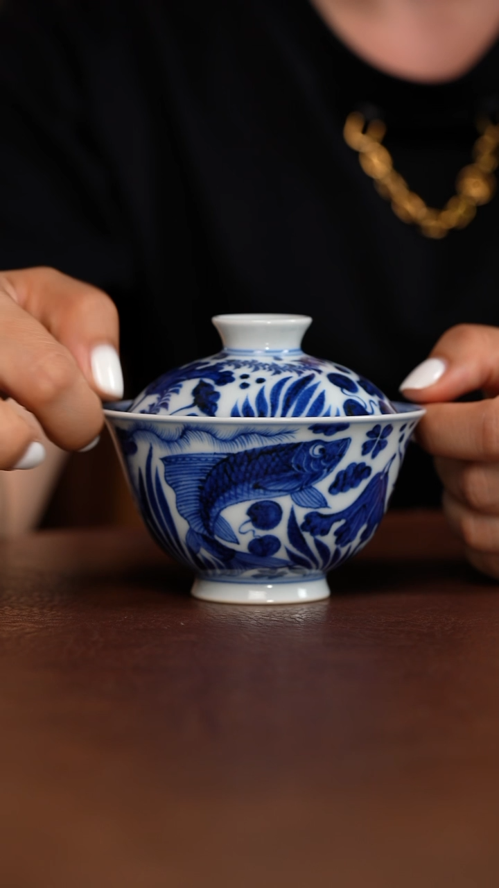 元青花宝蓝色鱼藻盖碗