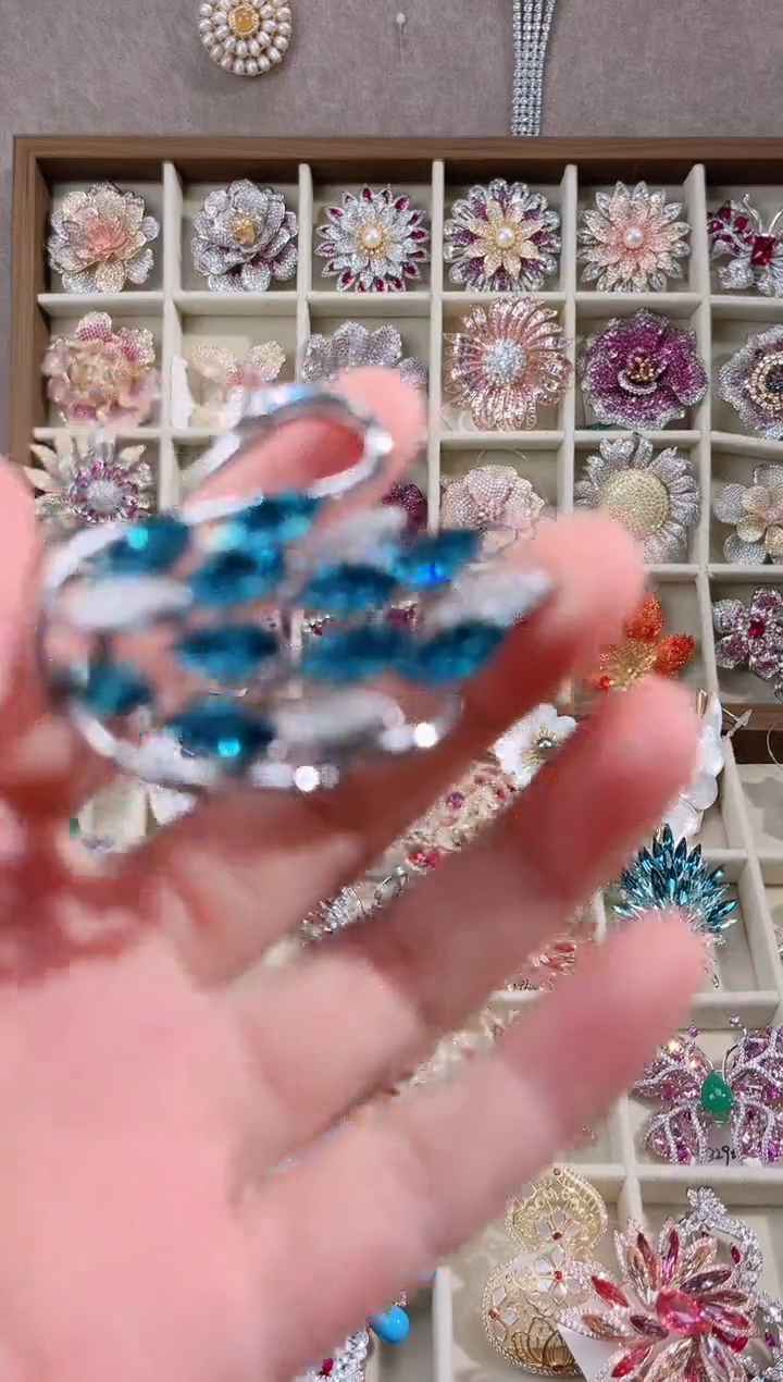 锆石铜合金蓝色天鹅胸针
