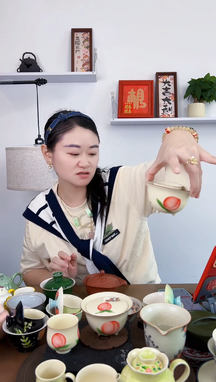 景德镇陶瓷桃子盖碗