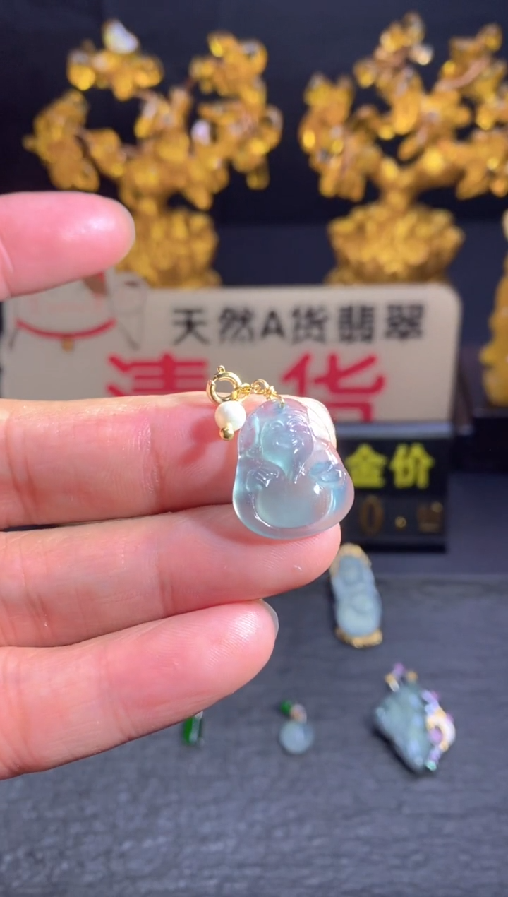 翡翠未镶嵌颈饰        