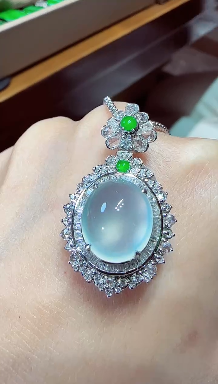 【闪购商品】翡翠吊坠(不含链)18K金镶嵌蛋面