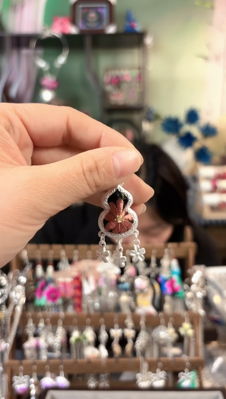 彩云南阁非遗老绣饰品727