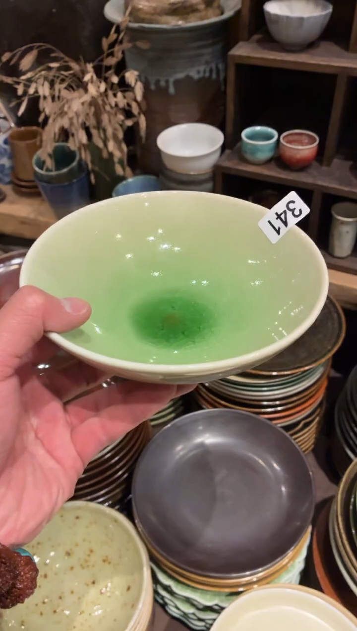 瓷片J****?341微瑕绿心圆口碗1个