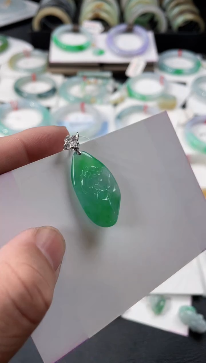 【闪购商品】翡翠颈饰18K金镶嵌吊坠