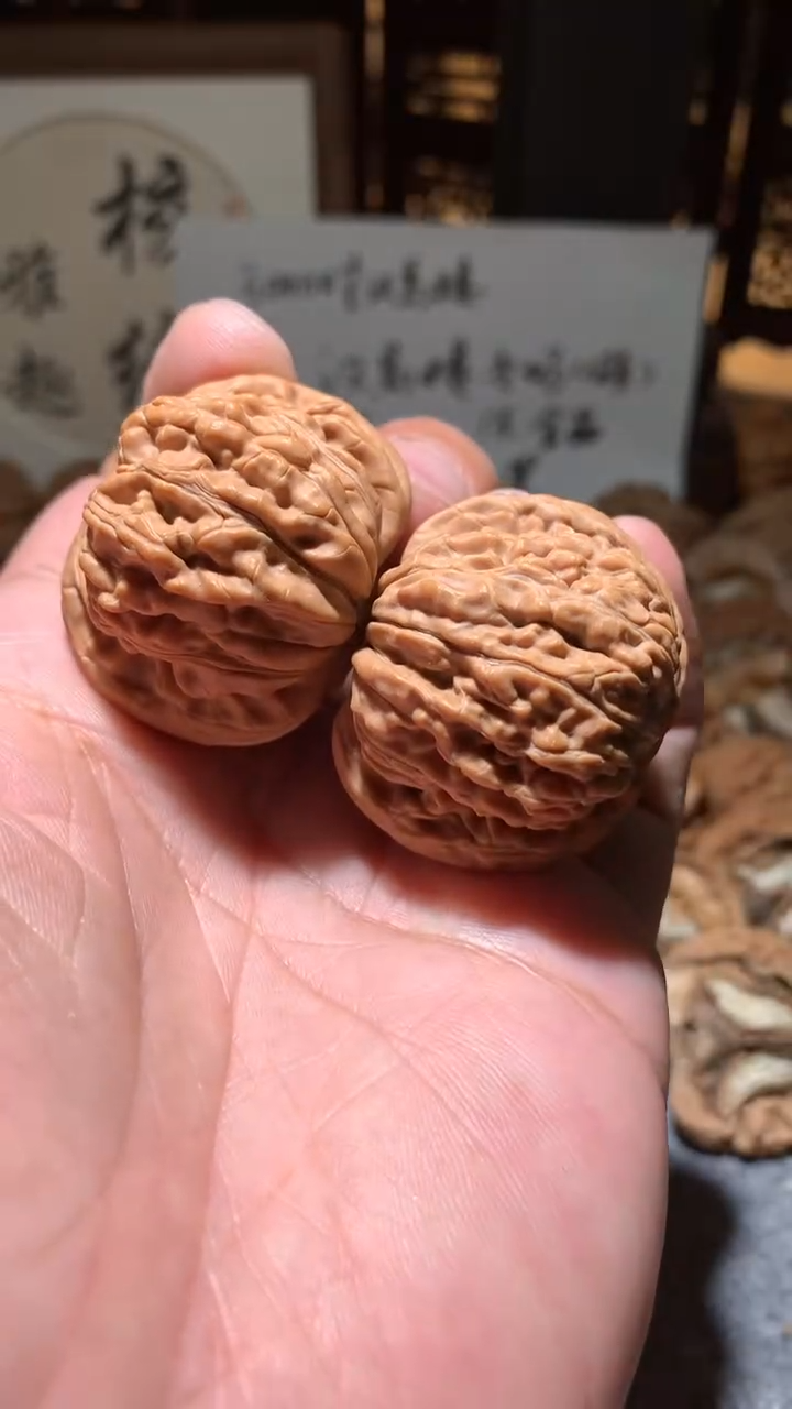 文玩核桃把件【核缘雅趣】38左右汉高楼，同尺寸随机发