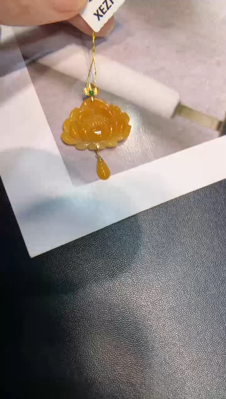 颈饰18K金镶嵌翡翠莲花