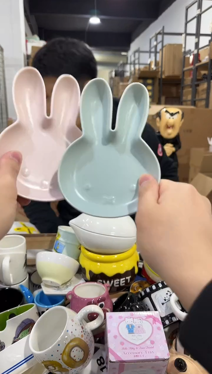 瓷片蓝色加粉色米菲兔小碟子