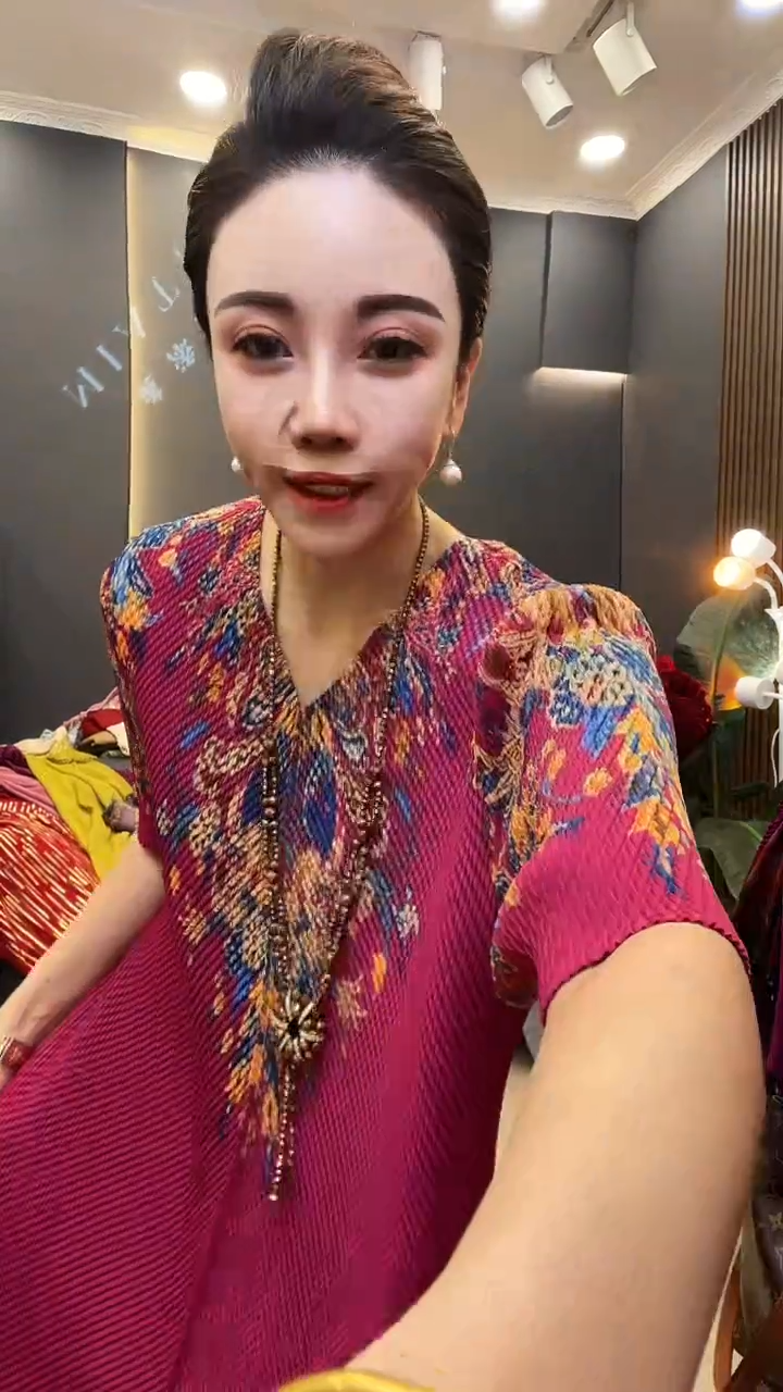 聚酯纤维（涤纶）火龙果色  宫廷风