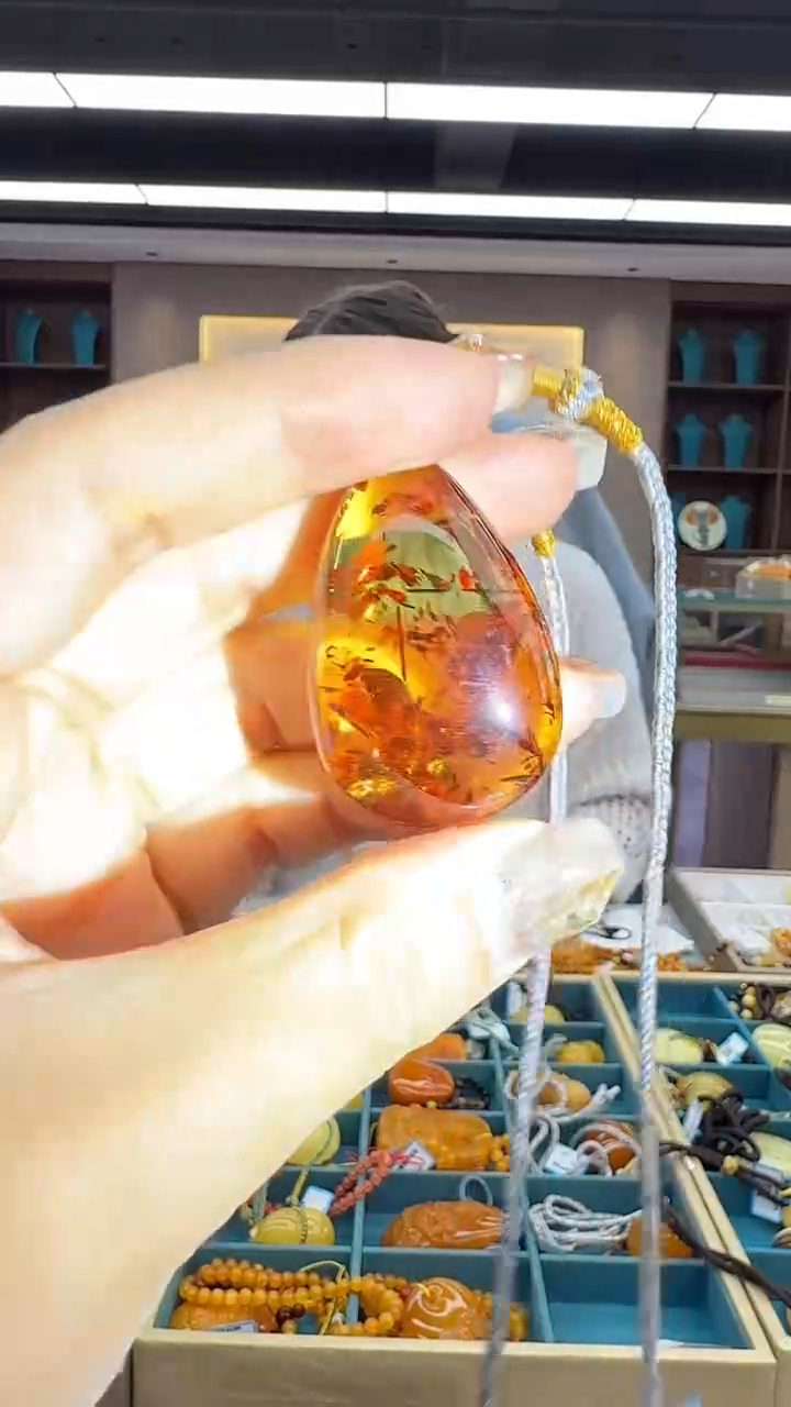 琥珀颈饰未镶嵌160秒拍号 假一罚三 