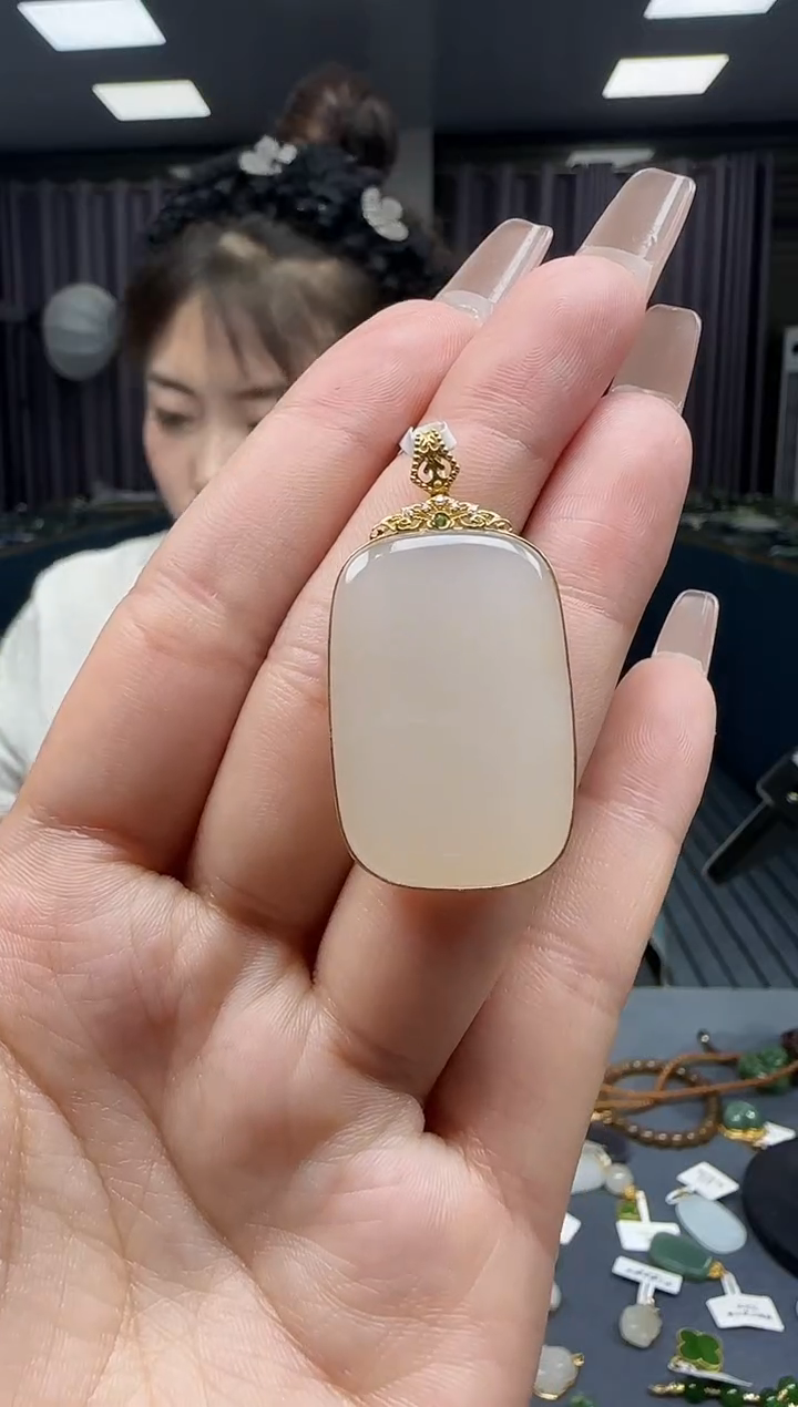 【闪购商品】和田玉挂件18K金镶嵌1