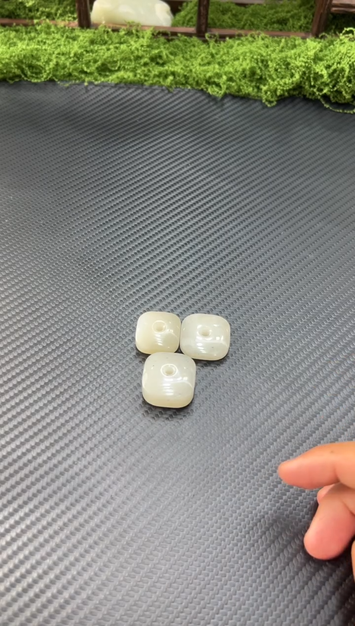 吊坠(赠链)未镶嵌和田玉黑山微色差吊坠多样性发货拍一发一J