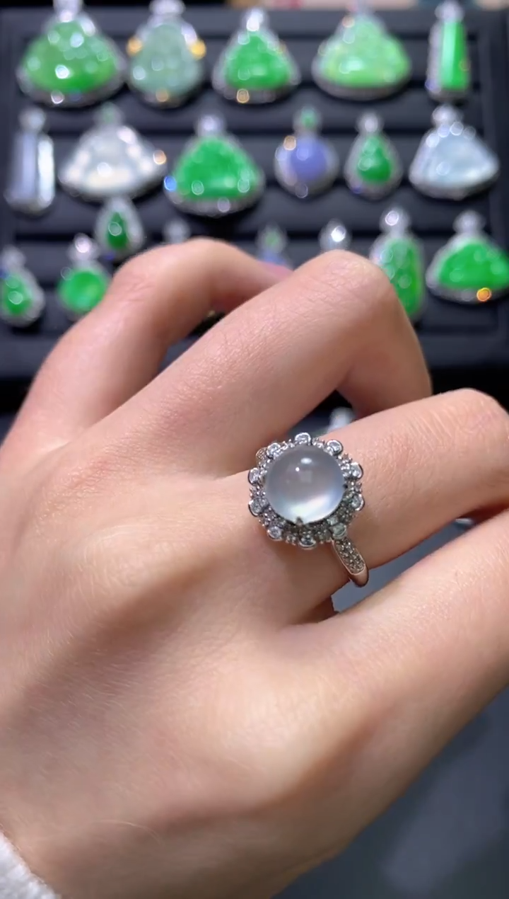 18K金镶嵌戒指翡翠蛋面