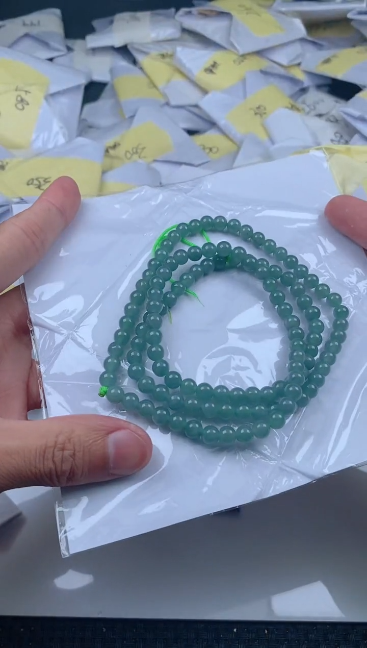 翡翠未镶嵌颈饰         