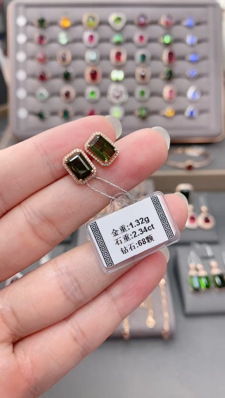 18K金镶嵌耳饰碧玺2.34  配钻