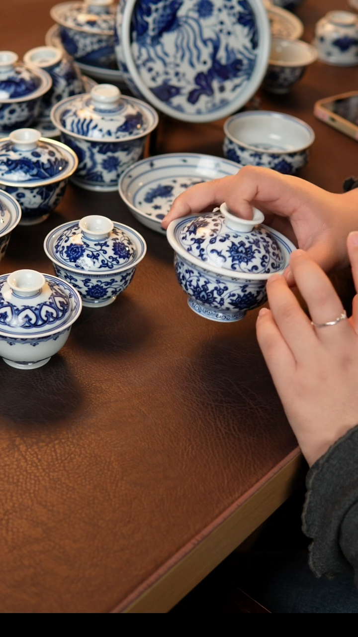 缠枝连纹理两才盖碗