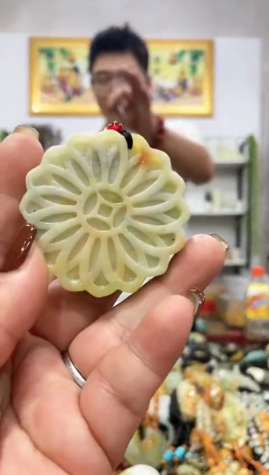 未镶嵌蛇纹石玉吊坠    