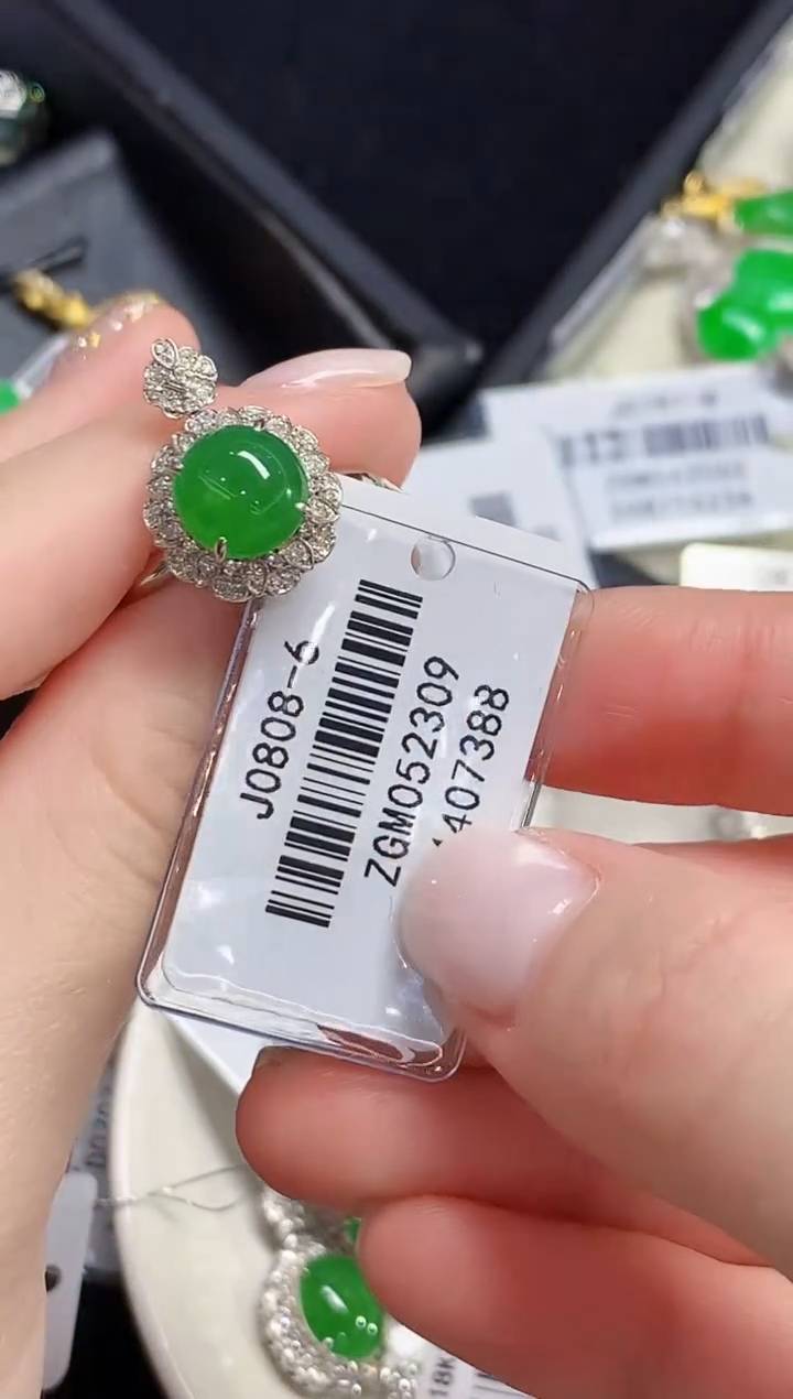 18K金镶嵌戒指翡翠多样性发其一