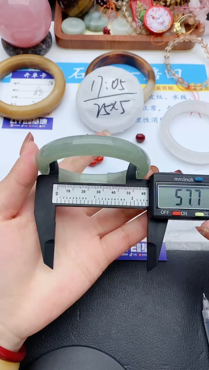 【闪购商品】石英质玉手镯未镶嵌195+60/61