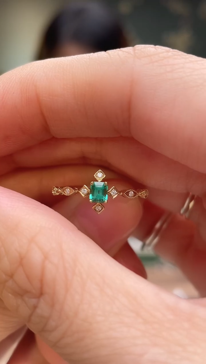 18K金镶嵌戒指祖母绿哥伦比亚主石：0.24ct