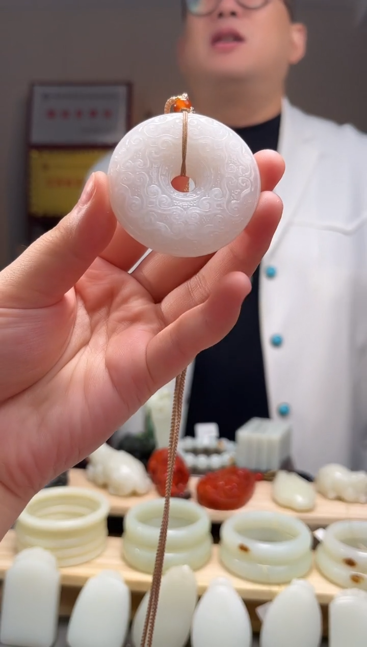 颈饰未镶嵌和田玉吊坠