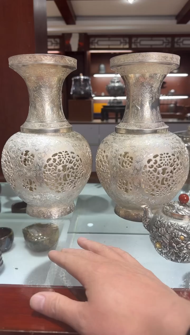 朱*啦足银精工手工镂空鏨刻一对花瓶定金10000
