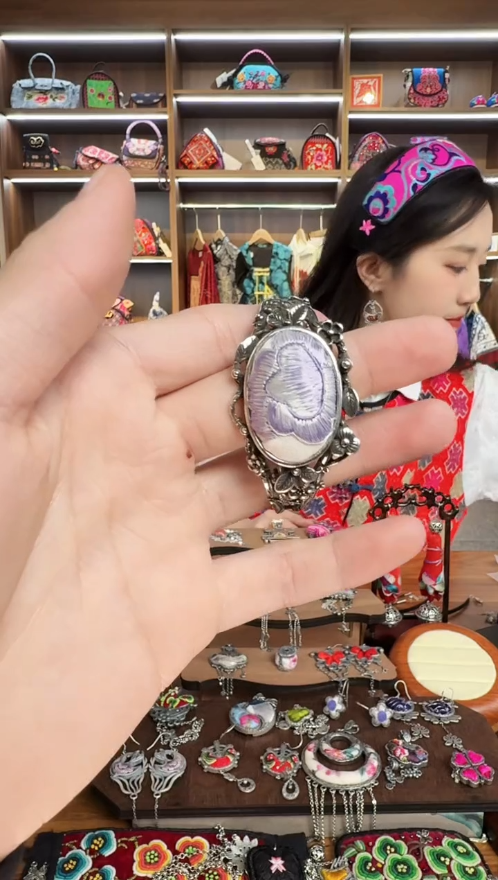 【闪购商品】织绣188蒙阿苏苗绣传承