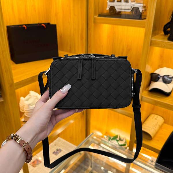 BVZOSOT VOLUMEBV头层胎牛皮纯手工编织单肩斜挎横款手机包时尚