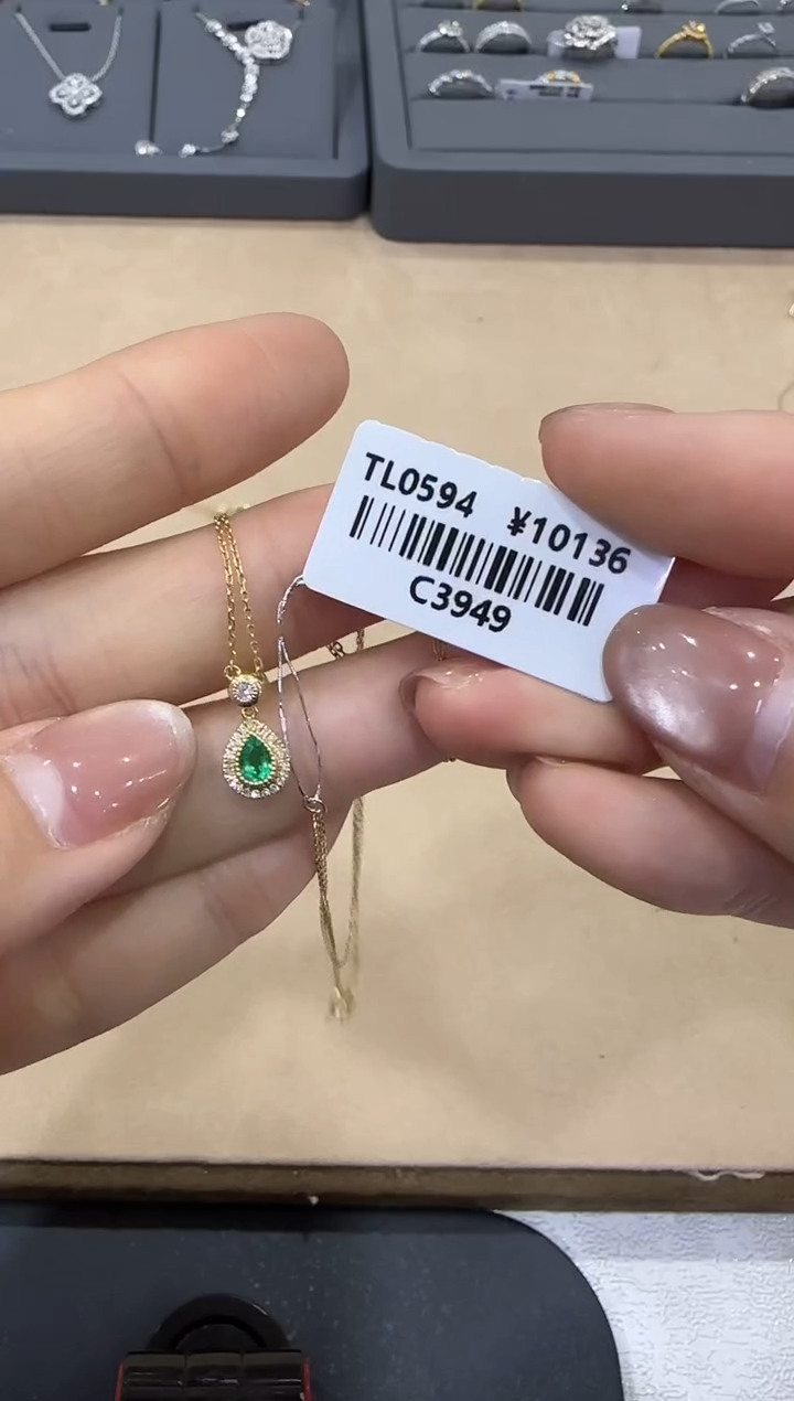 【闪购商品】祖母绿/18K金镶嵌水滴链子