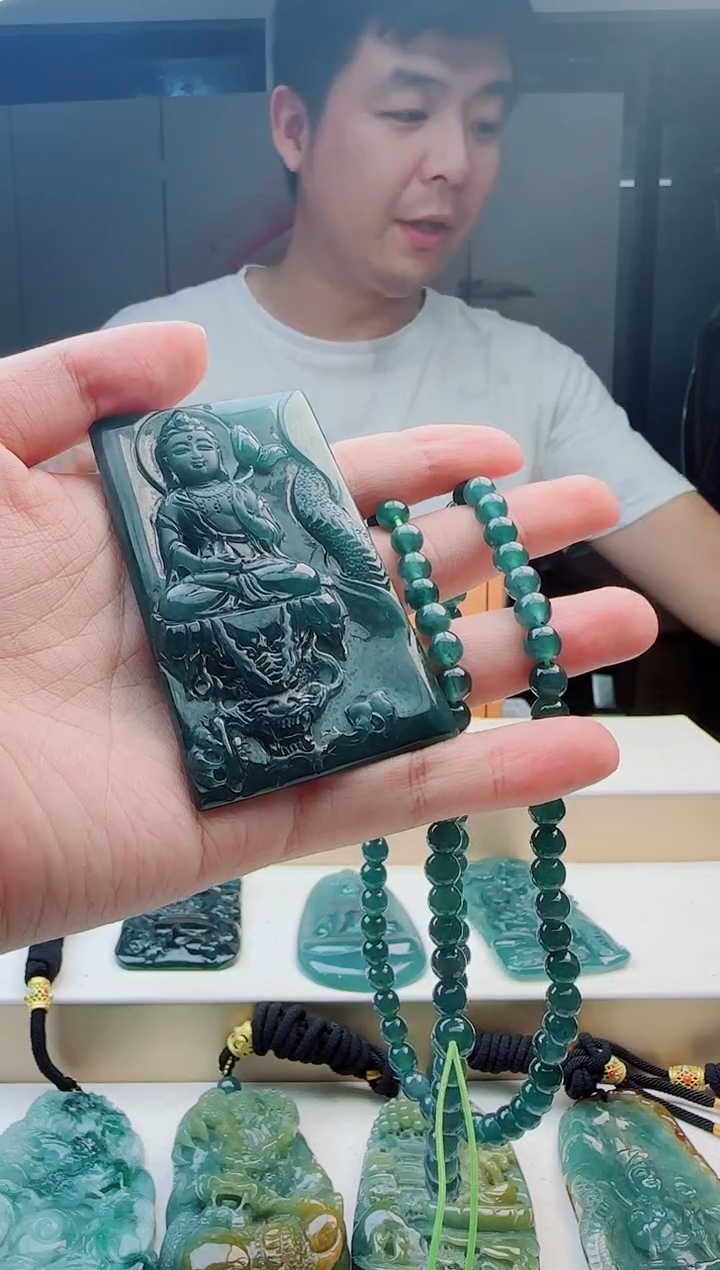 颈饰未镶嵌翡翠多样性发其中一